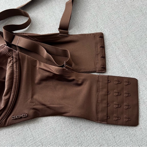 SKIMS No Show Unlined Balconette Bra - Picture 14 of 14